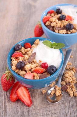 Meyve ve yoğurt ile müsli