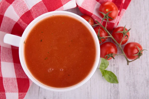 Sopa de tomate na mesa — Fotografia de Stock