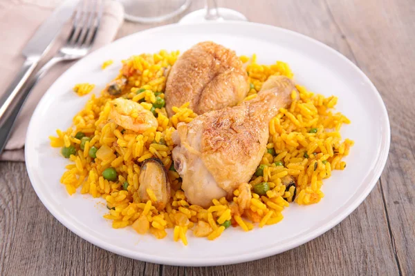 Paella mit Huhn auf Teller — Stockfoto