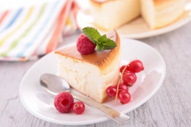 pleate üzerinde lezzetli peynirli kek 