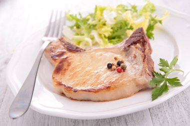 ızgara domuz pirzolası plaka üzerinde 