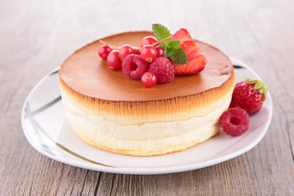 Delicious cheesecake on pleate — Stock Photo, Image