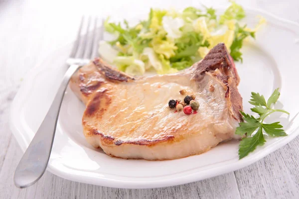 ızgara domuz pirzolası plaka üzerinde 