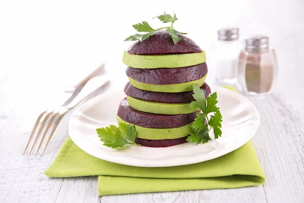 Rode biet en avocado segmenten — Stockfoto