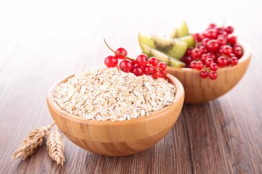 Mısır gevreği kahvaltı meyve ve süt ile