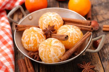 kabın içinde baharatlar ile clementines 