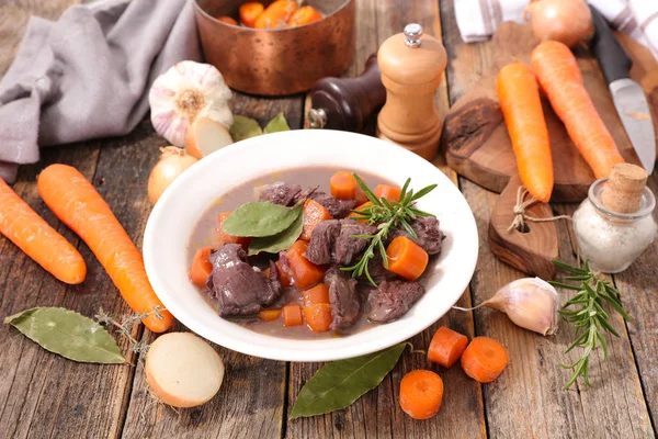  ahşap masa üzerinde taze yemek