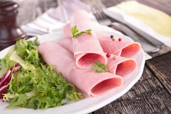 Lonchas de jamón fresco y ensalada — Foto de Stock