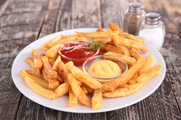 Patatas fritas y salsas —  Fotos de Stock