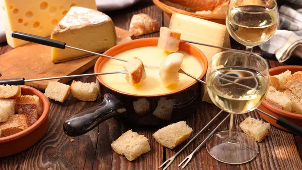 Fondue de queijo na tabela — Fotografia de Stock