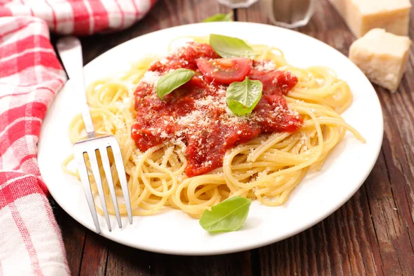 Espaguete com molho de tomate — Fotografia de Stock