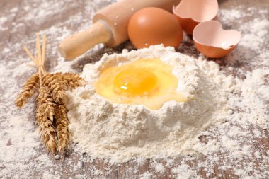 un ve yumurta masada