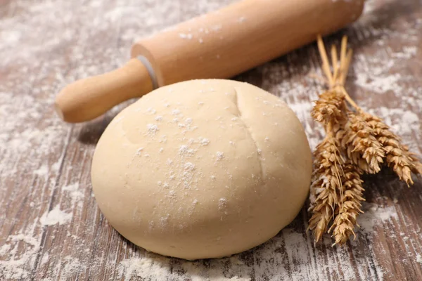 Dough with rolling pin — Stock Photo, Image