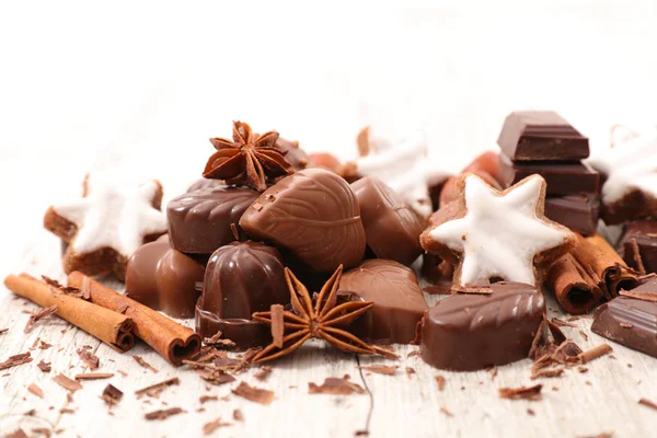 Cioccolatini e spezie isolati — Foto Stock