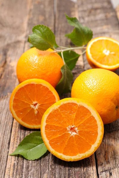 Fresh oranges and leaves — Stock Photo, Image