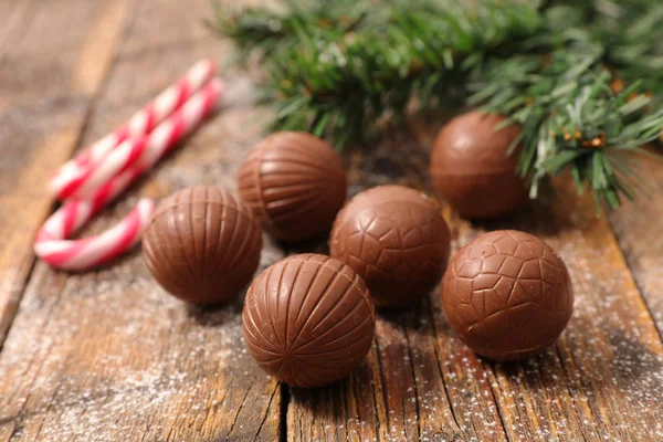 Čokoládové kuličky na stole — Stock fotografie