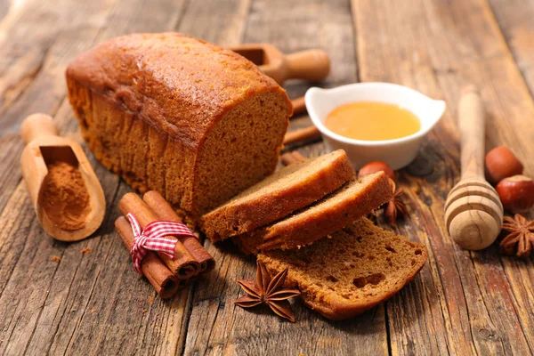 Kuchen auf Holztisch — Stockfoto