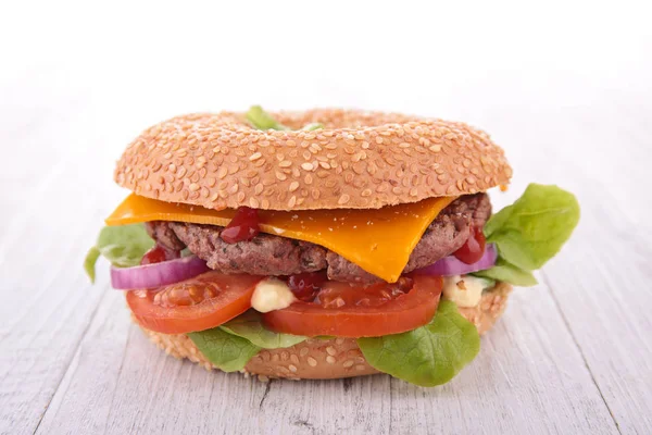 Hamburger auf Holztisch — Stockfoto