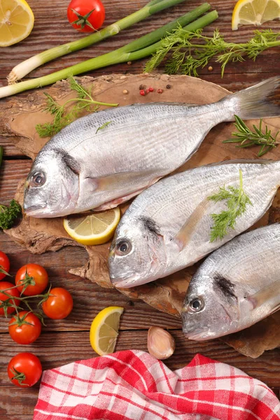 Peixe cru e ingredientes — Fotografia de Stock