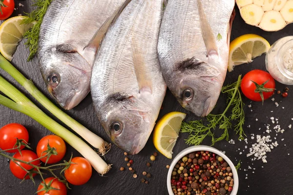 Rauwe vis en ingrediënten — Stockfoto