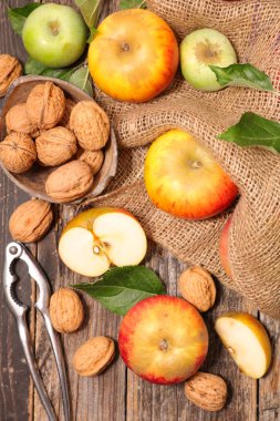 elma ve ceviz masada