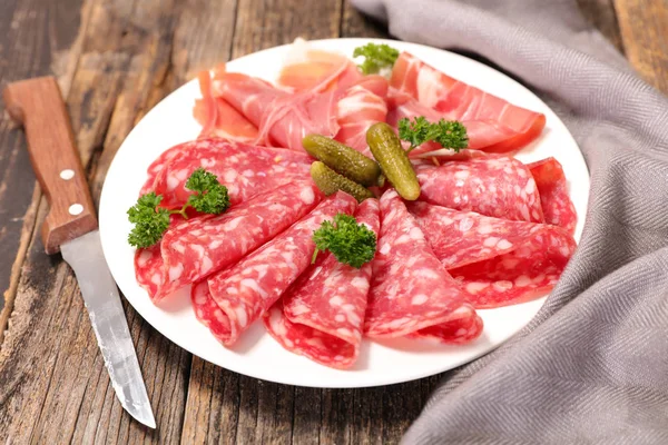 Prato de fatias de salame — Fotografia de Stock