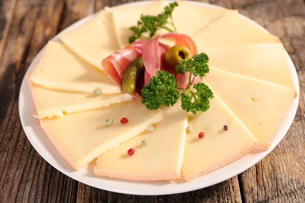 Prato de raclette de queijo — Fotografia de Stock