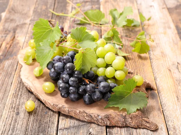 Zielone i czarne winogrona — Zdjęcie stockowe