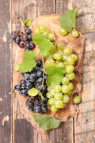 yeşil ve siyah üzüm