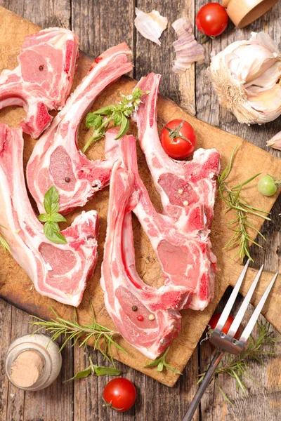 ahşap tahta üzerinde doğrayın