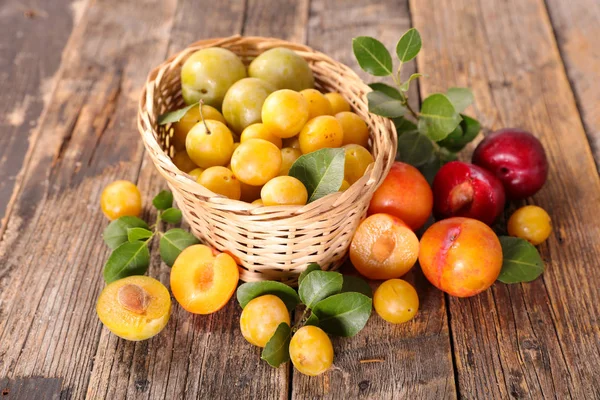 Fresh plums in basket — Stock Photo, Image