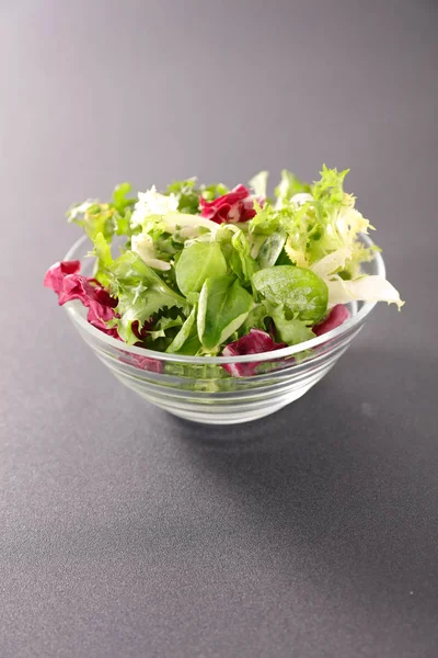 Salade fraîche dans un bol — Photo