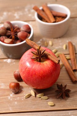 Baharat ile kırmızı elma