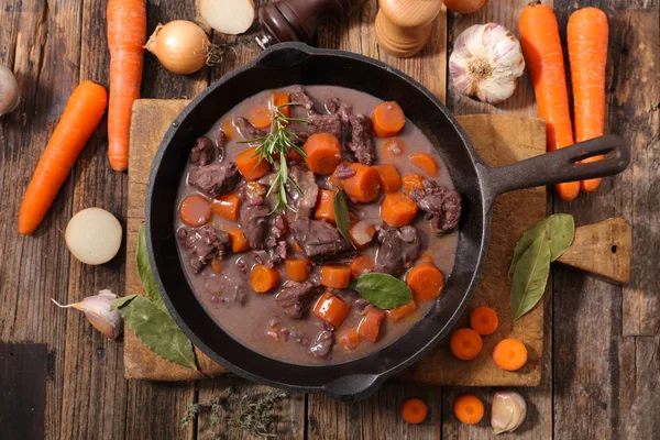 Rindfleisch mit Wein gekocht — Stockfoto