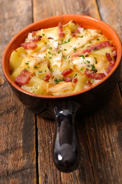 Patates, sosis ve peynir — Stok fotoğraf