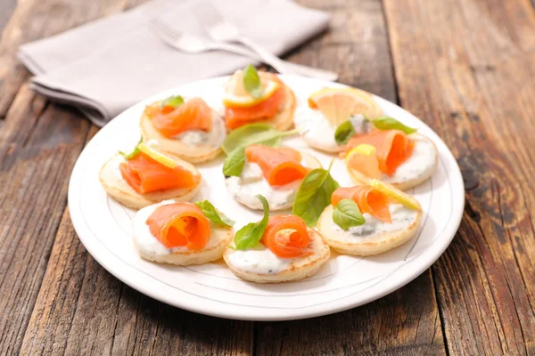 Tostadas con nata y salmón — Foto de Stock