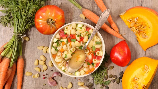 Soupe aux légumes et pâtes — Photo