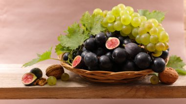 Ahşap sepet içinde kırmızı üzüm
