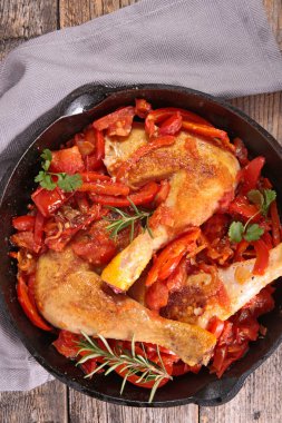 domates ile pişmiş tavuk budu