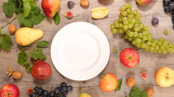 Frutas de otoño con plato —  Fotos de Stock