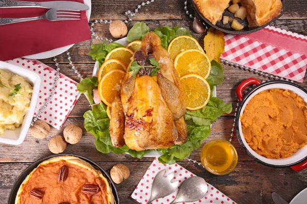 mutfak masasında kavrulmuş tavuk