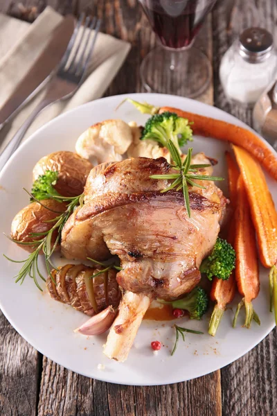 Lamb leg and vegetables — Stock Photo, Image