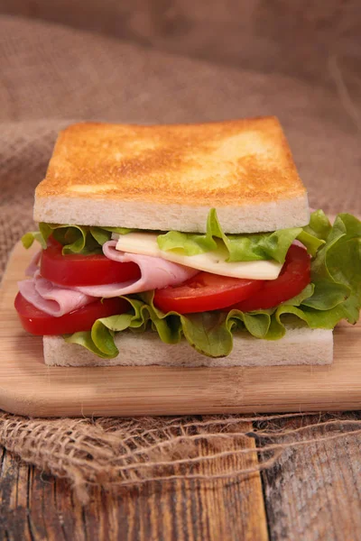 Бутерброд з м'ясом та овочами — стокове фото