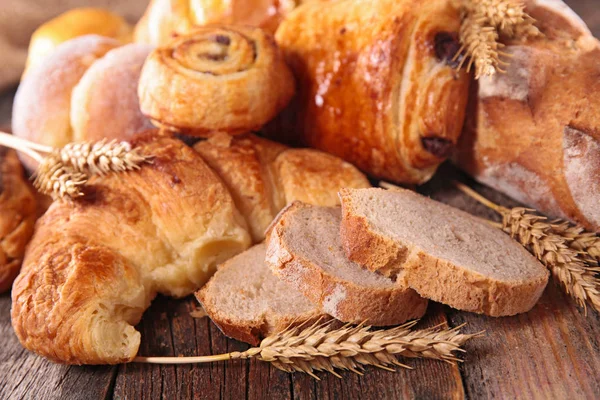 Pão variado e doces — Fotografia de Stock