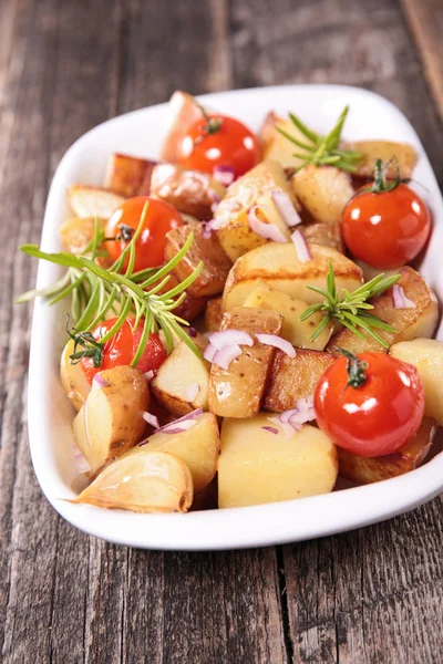 Patatas y tomates asados —  Fotos de Stock