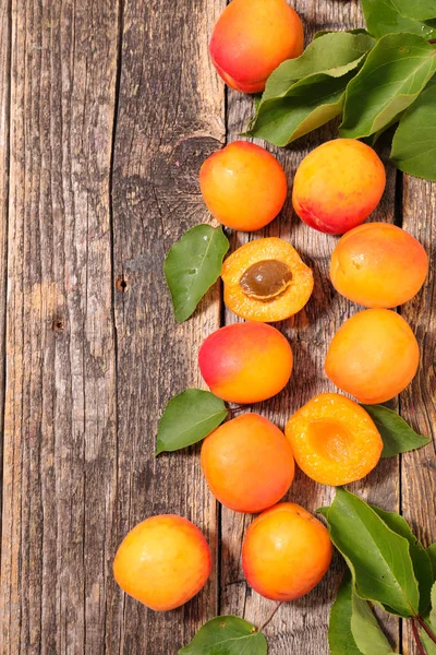 Verse abrikozen en bladeren — Stockfoto