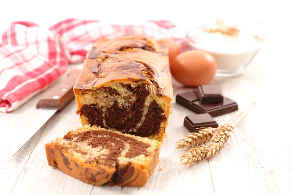 Chocolate cake and ingredients — Stock Photo, Image