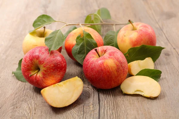 Frische Äpfel auf dem Tisch — Stockfoto