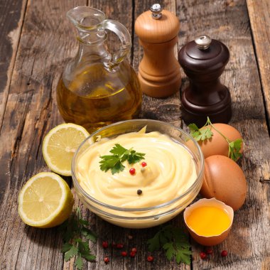 mayonez ve tablo üzerinde yumurta