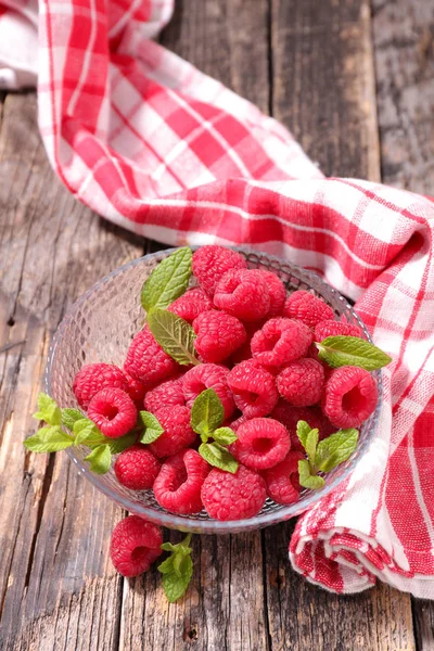 Fresh ripe raspberries — Stock Photo, Image